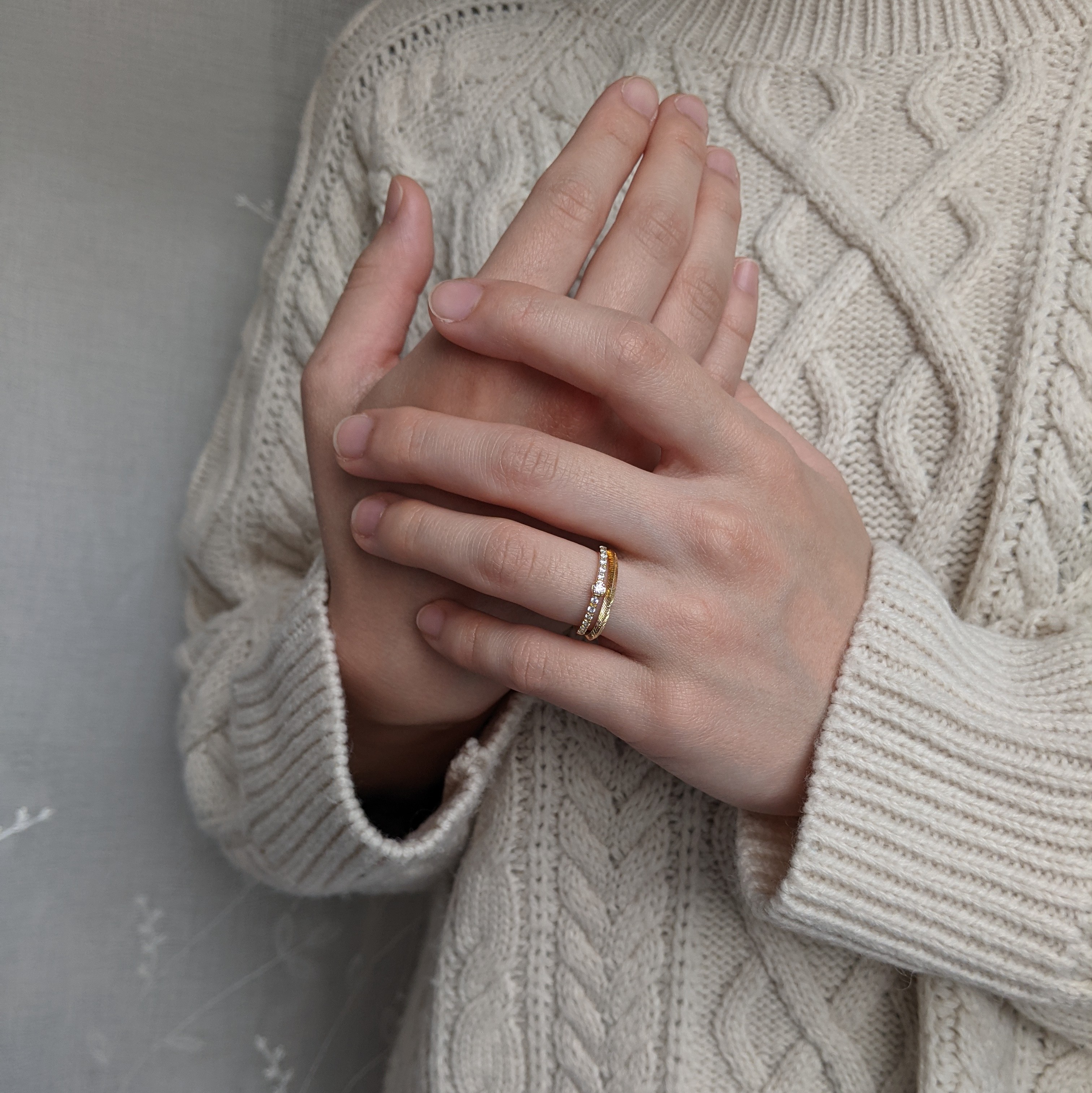 左手薬指の指輪は結婚だけじゃない？独身男女の心理と2026年最新真相
