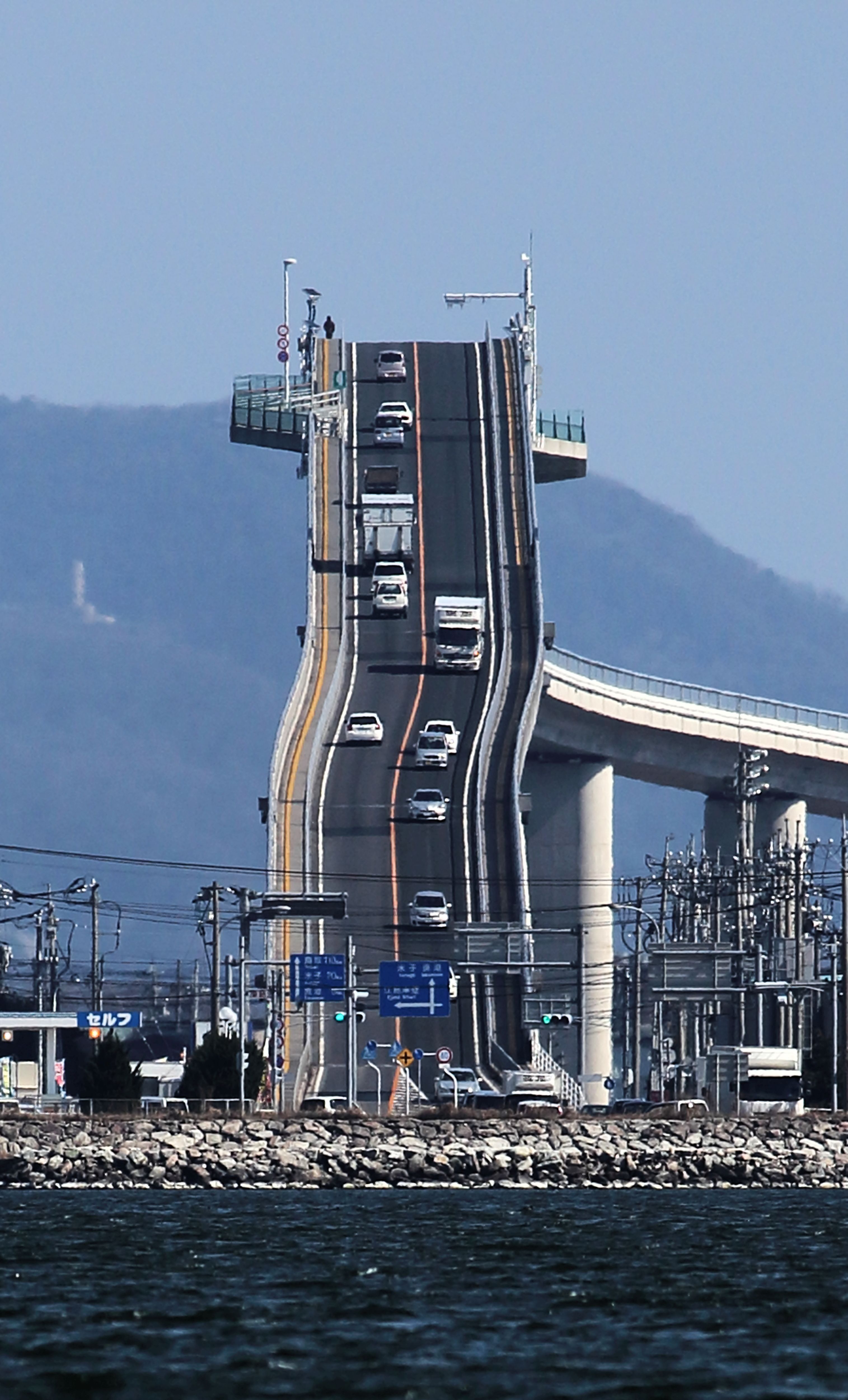 島根のベタ踏み坂は本当に壁？江島大橋の傾斜の真相と奇跡の撮影スポット
