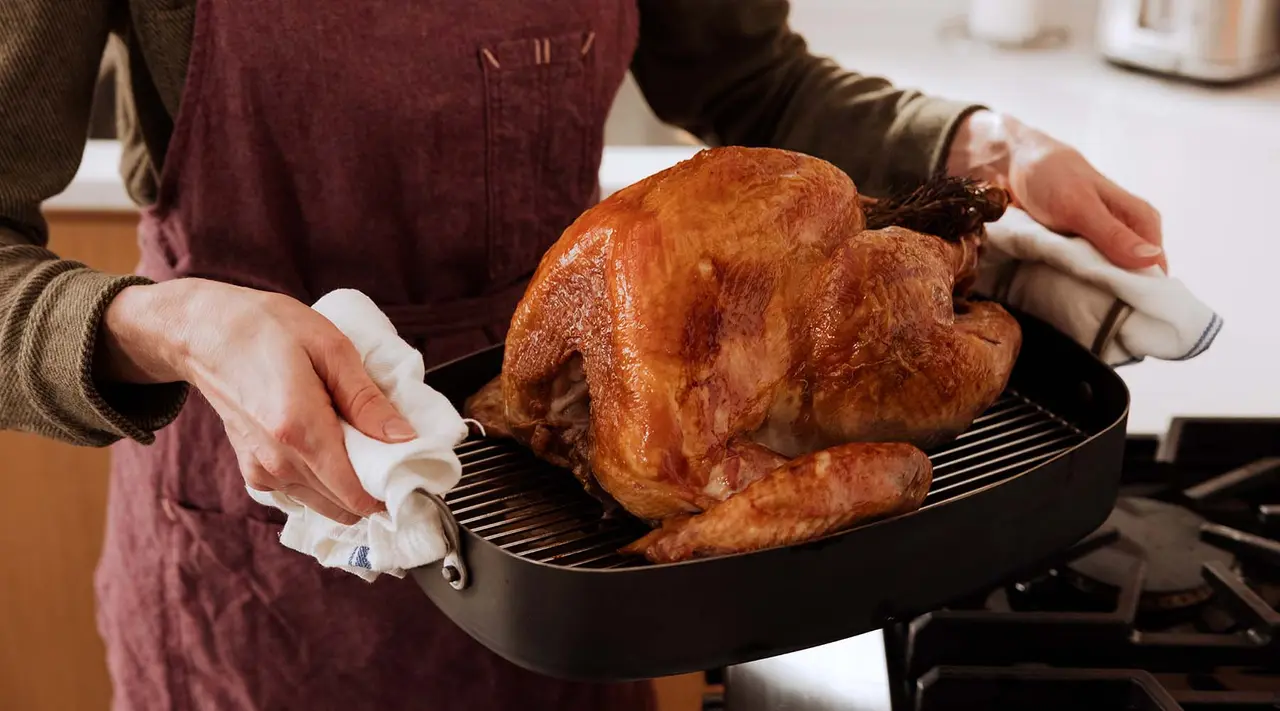 Should You Put Broth in Roasting Pan for Turkey