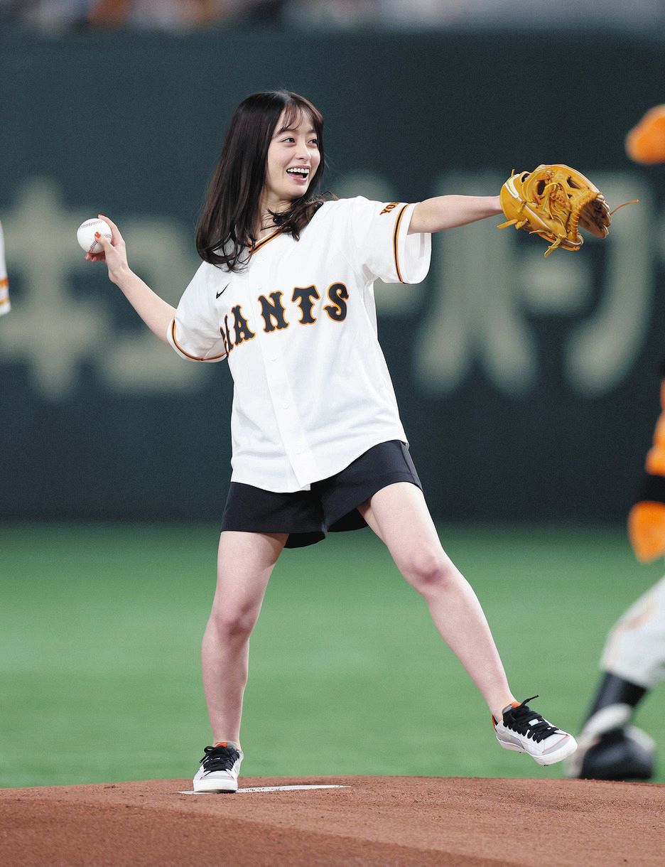 橋本環奈のガチすぎる巨人愛！始球式ノーバンの真相と家族の絆
