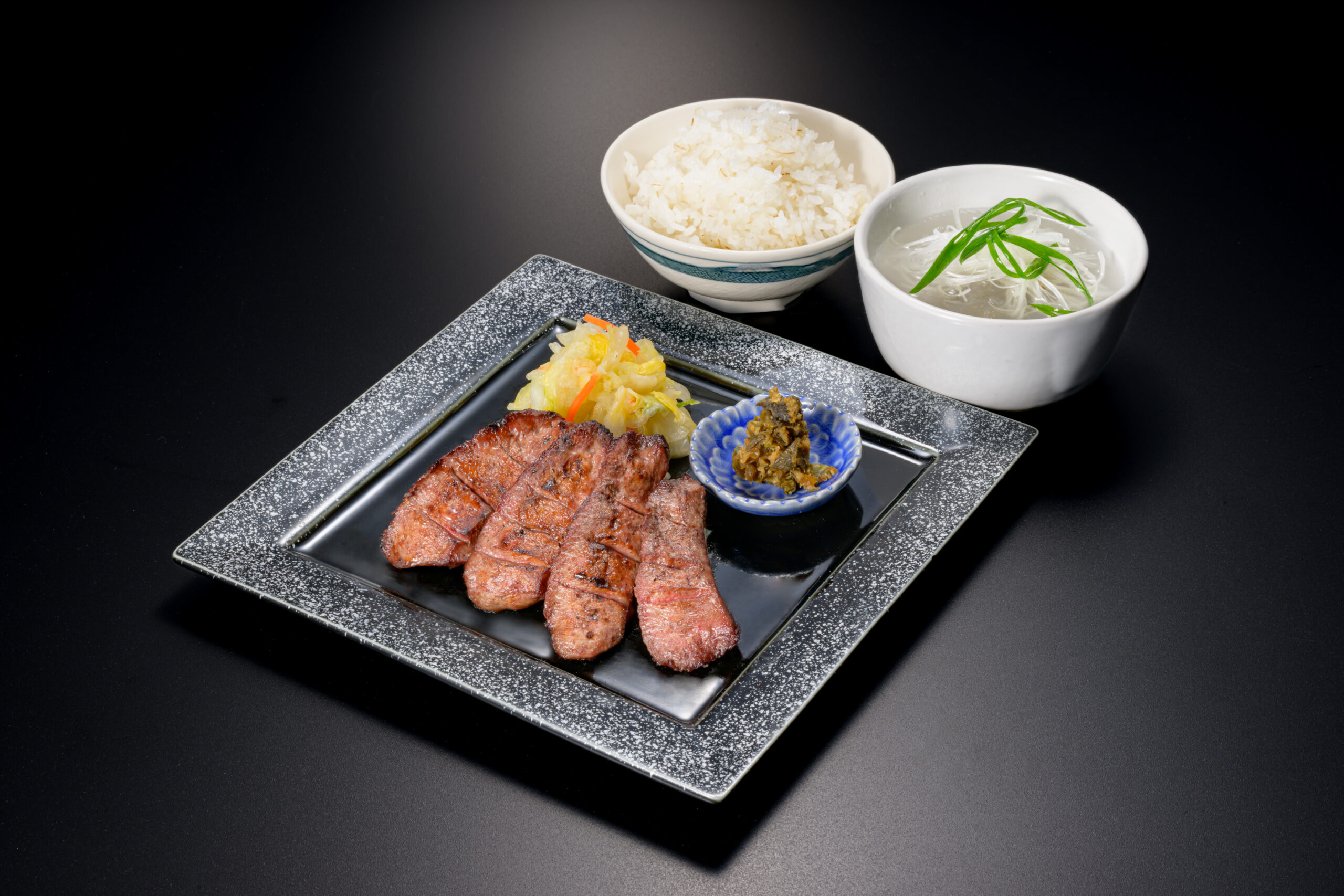 なぜ麦飯とろろ付き？牛タン定食の謎解明と仙台名店2026最新比較