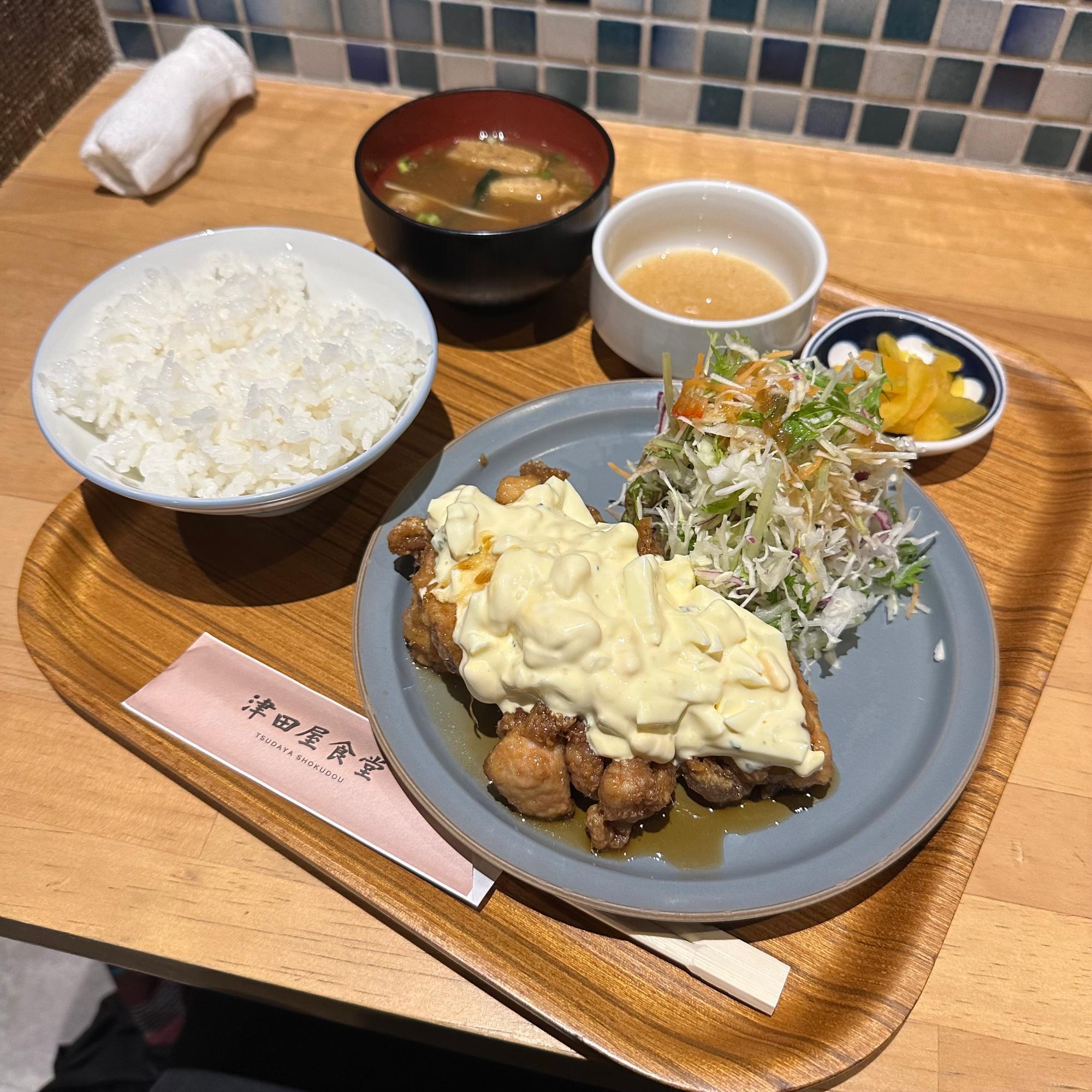 暖簾を守る津田屋食堂の看板定食と混雑を避ける穴場時間の極意