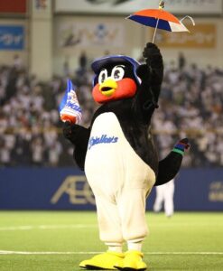 つば九郎の「正体」は誰？2026年も神宮を沸かせる“筆談鳥”の舞台裏と、ファンが絶対に明かさない「暗黙の了解」
