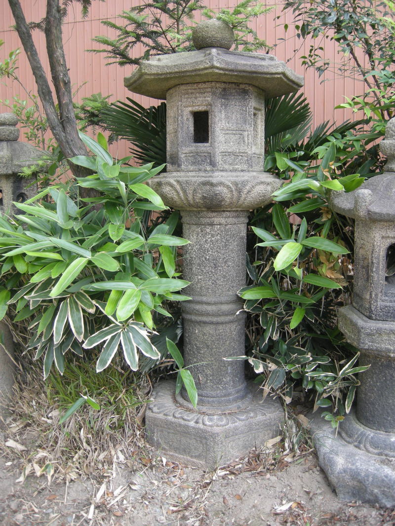 庭の石灯籠の真実｜意味と種類・処分費用や倒壊リスクまで徹底解明