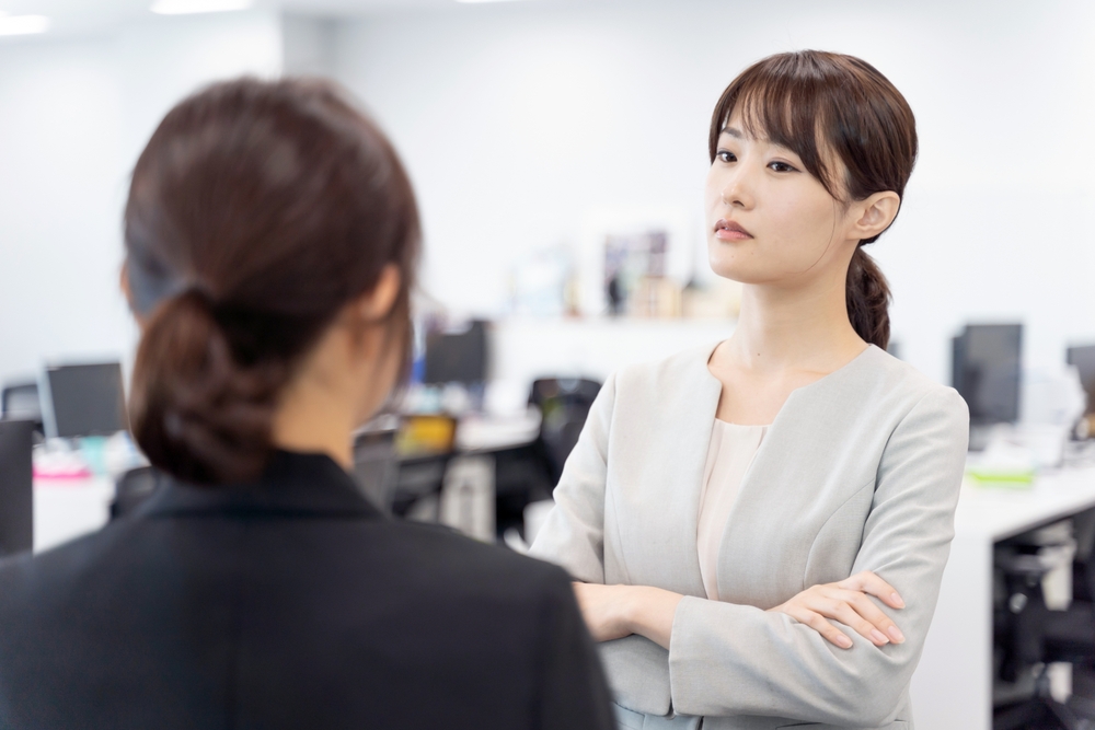 なぜ偉そう？上から目線な人の心理とマウントを封じる撃退フレーズ