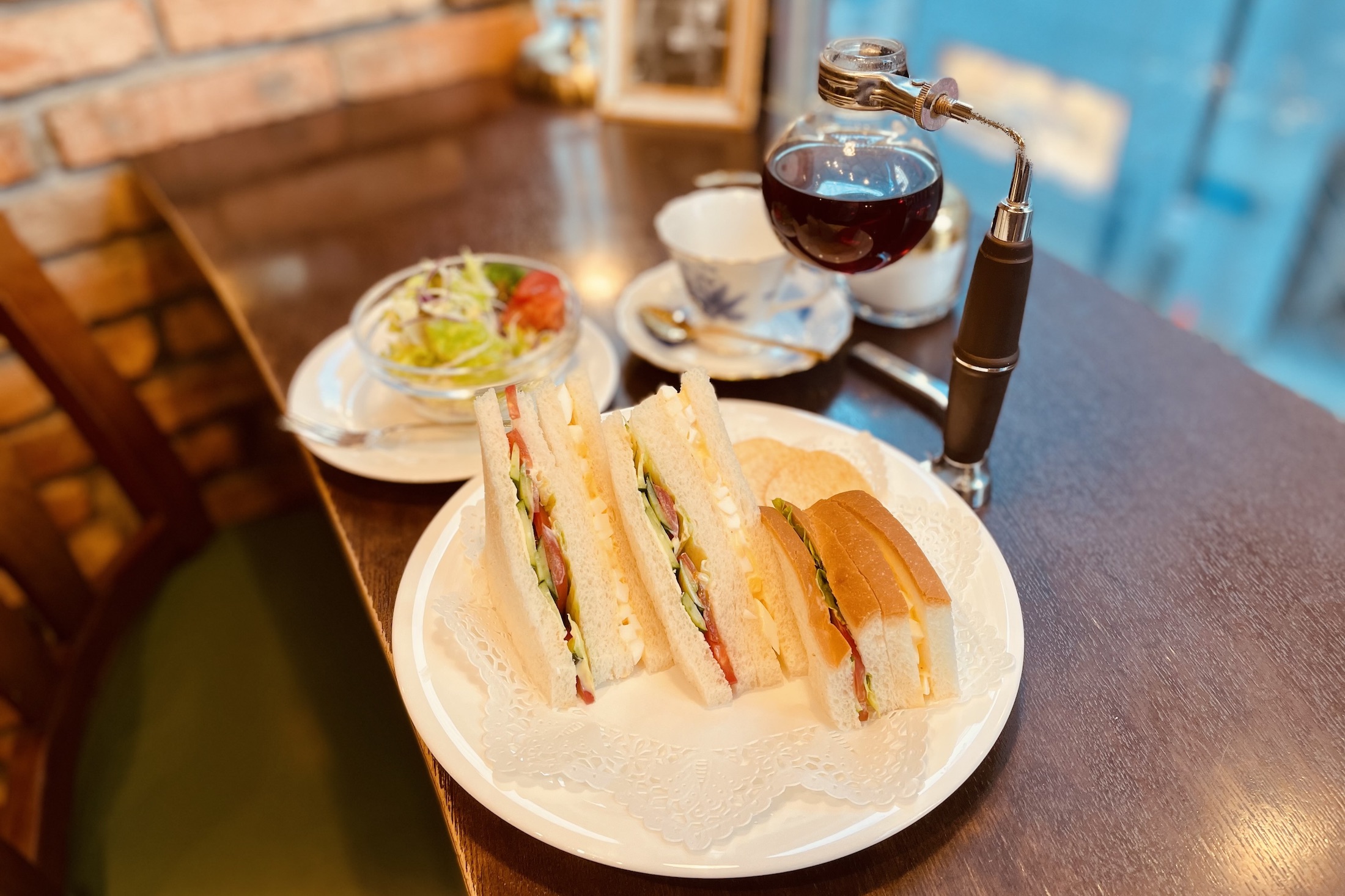 【2026最新】新宿の早朝カフェ厳選！6時7時開店の穴場と電源完備店