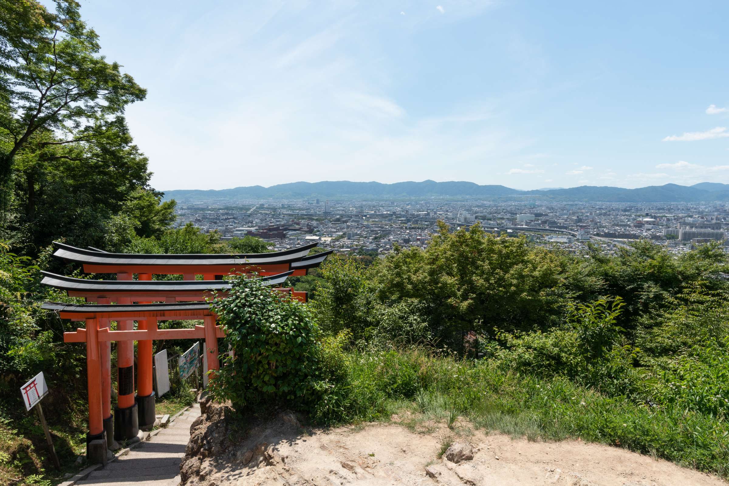 2026年最新取材：京都・稲荷山が挑む「聖域再建」と過熱観光脱却のリアル