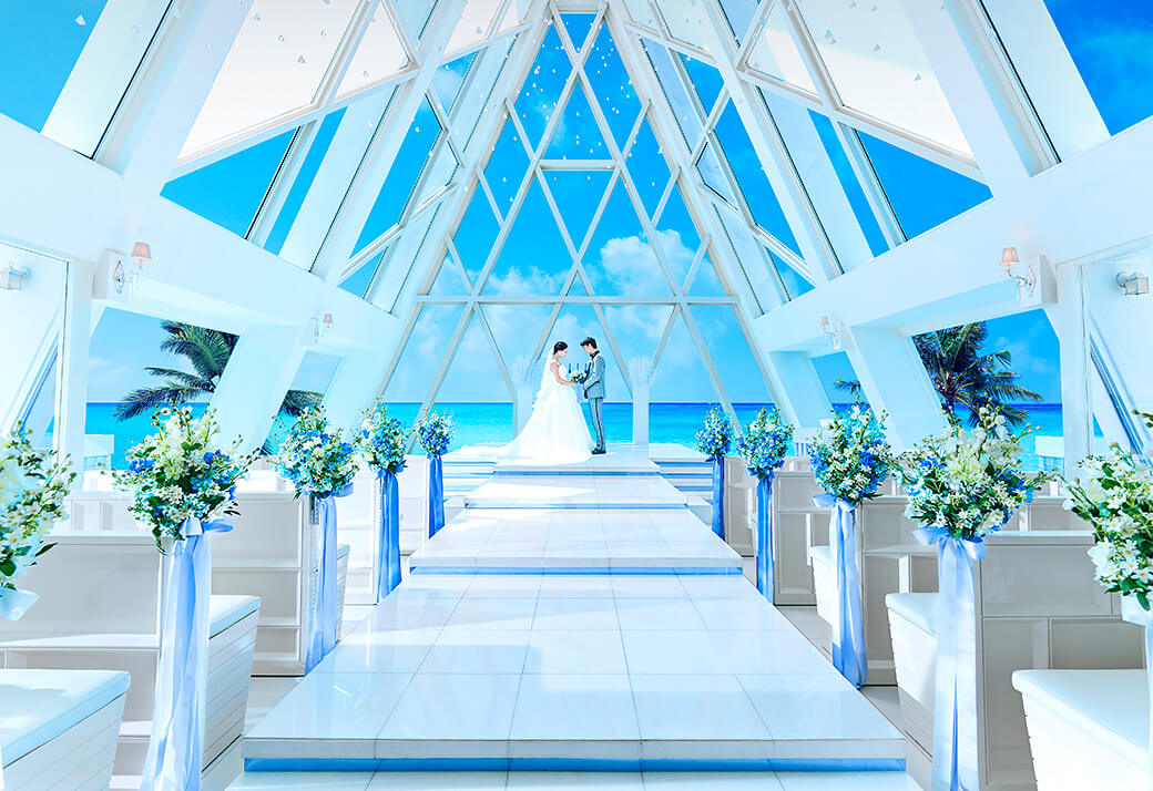 青い海と空に誓う至高の瞬間！海の見える結婚式場選びと費用相場