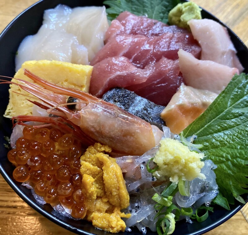 沼津港の魚河岸にし与を直撃取材！名物アジフライと海鮮丼の真価