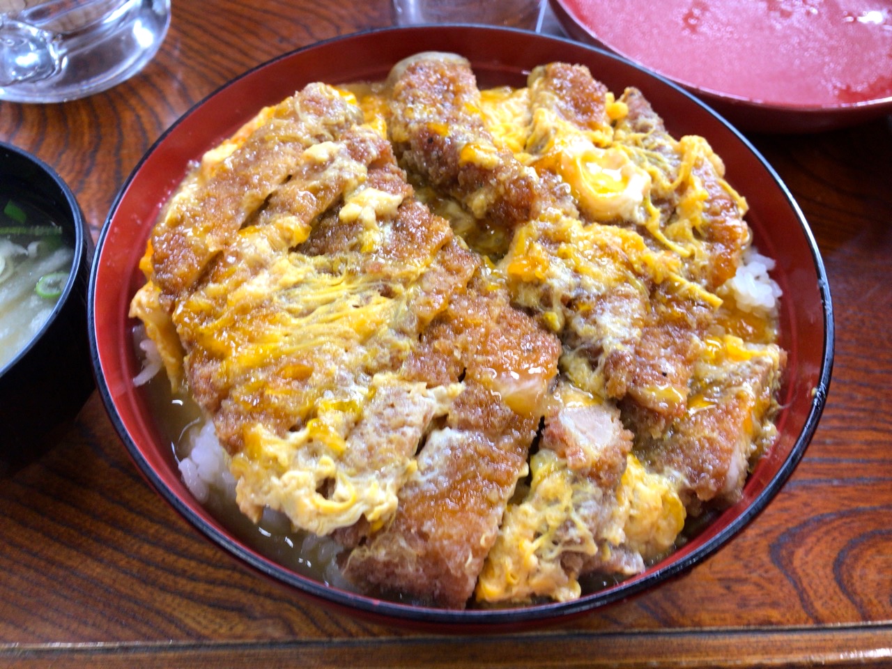 高知の山あいに異例の大行列！「ひばり食堂」が誇る規格外カツ丼と、限界集落を熱狂させるデカ盛り文化の現在地