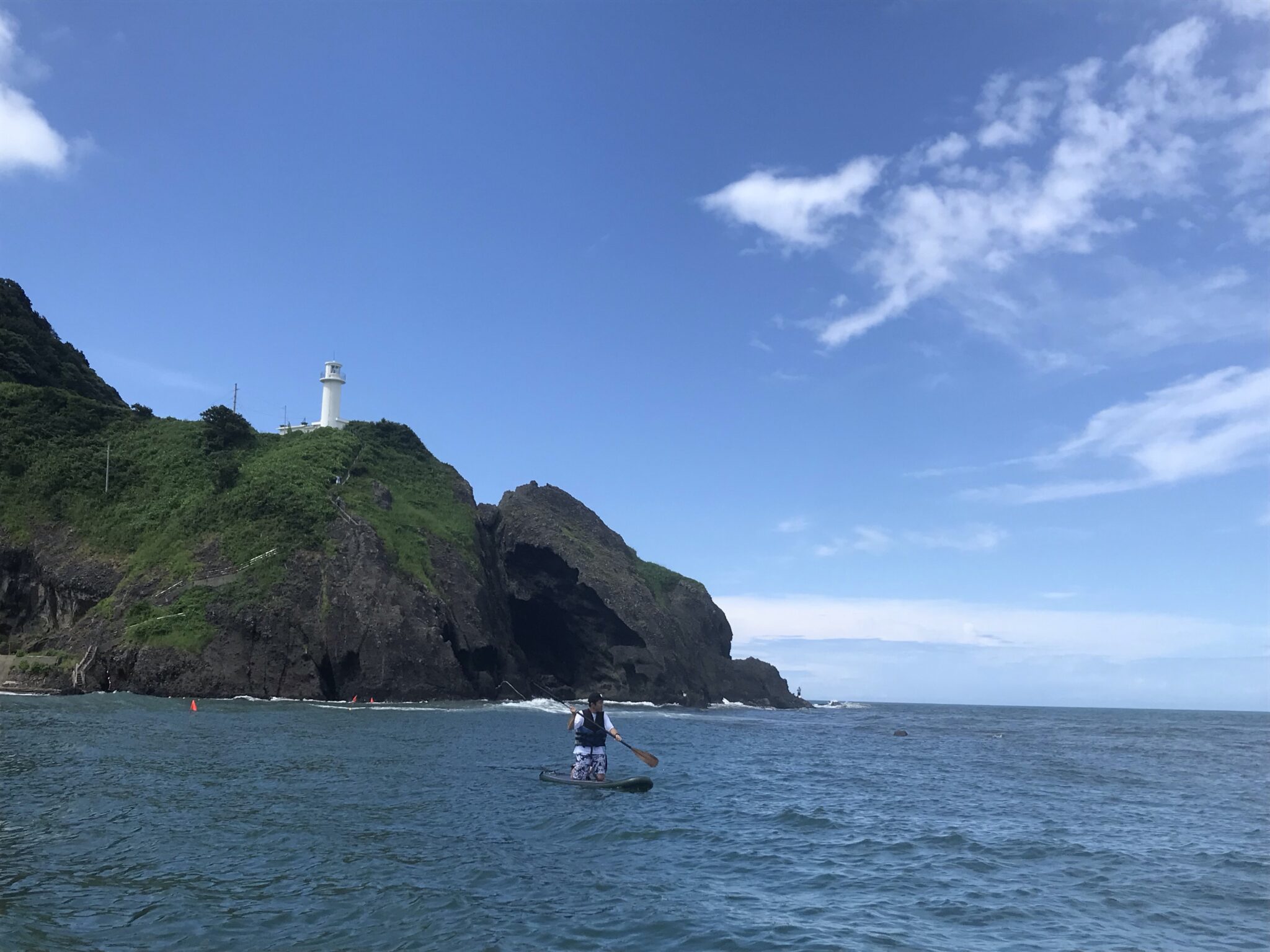 【2026年最新現地レポ】新潟・角田浜が魅せる奇跡の絶景！断崖の歴史遺産と海岸線のワイナリーが拓く新しい旅の形