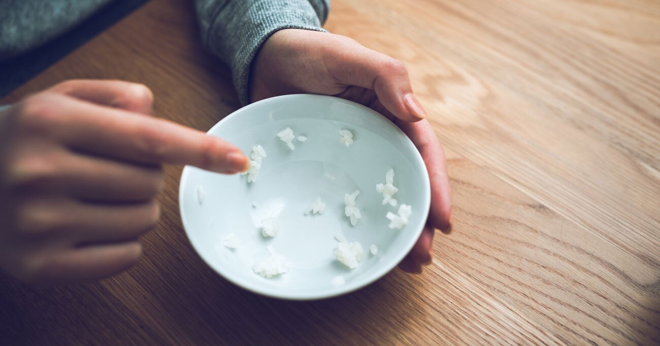 ご飯粒を残す心理と育ちの真相！茶碗にくっつく理由と綺麗に食べる裏ワザ