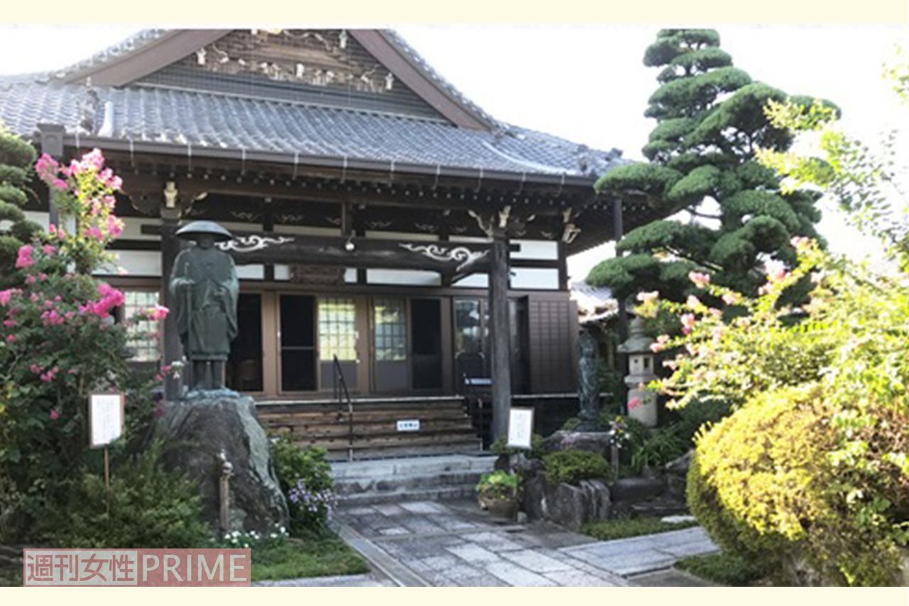 岡田有希子が眠る成満寺、佳桜忌に集う祈りと色褪せぬ永遠の輝き