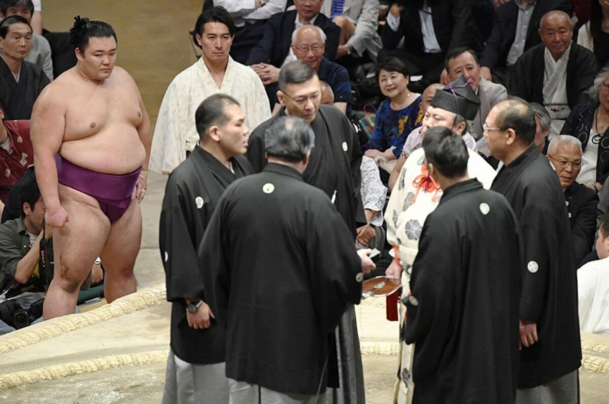相撲協会に苦情殺到の真相｜誤審や救護批判が噴出する根本原因