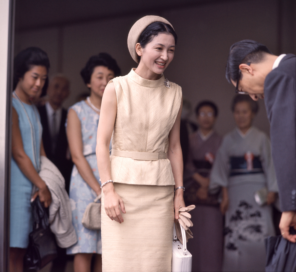 美智子さまの装いは本当に派手だったのか？批判の裏にある外交の真実