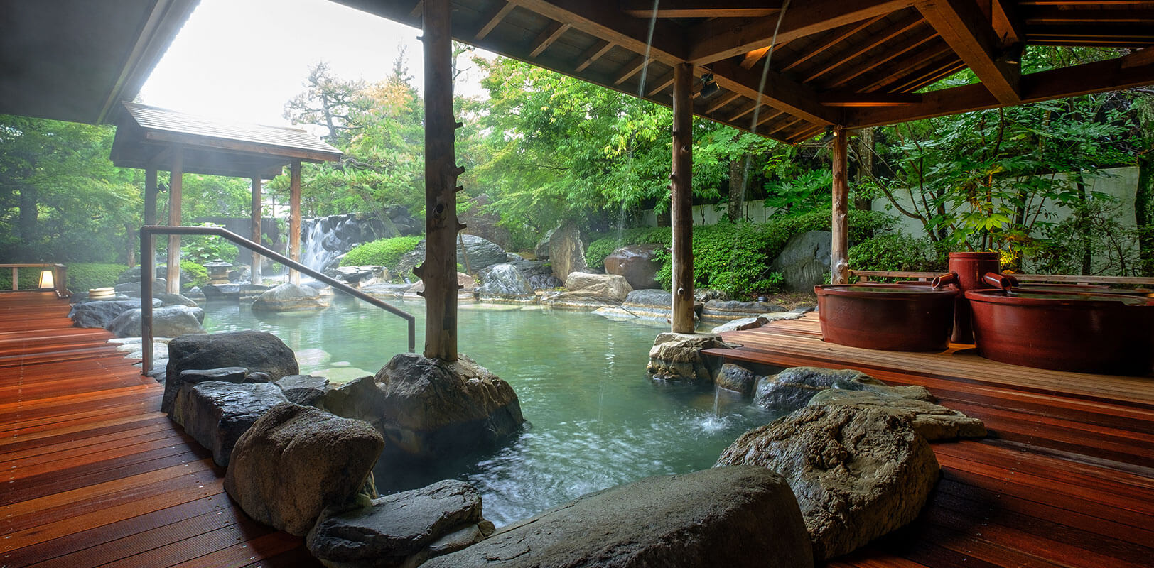 三朝温泉「三朝館」の評判の真相は？名物バラ風呂と絶品カニを徹底検証