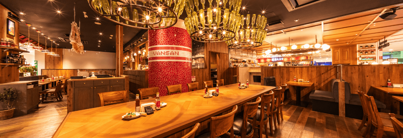 2026年、外食シーンの主役に躍り出たカジュアルディナーの革命児——**Italian Kitchen Vansan**が突きつける「体験型ファミリーレストラン」の解答