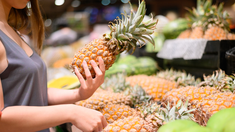 How to Pick Good Pineapple at Store