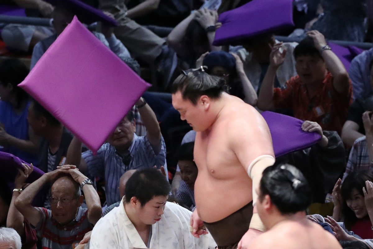 大相撲の座布団の舞はなぜ飛ぶ？禁止ルールと危険な真相の全貌