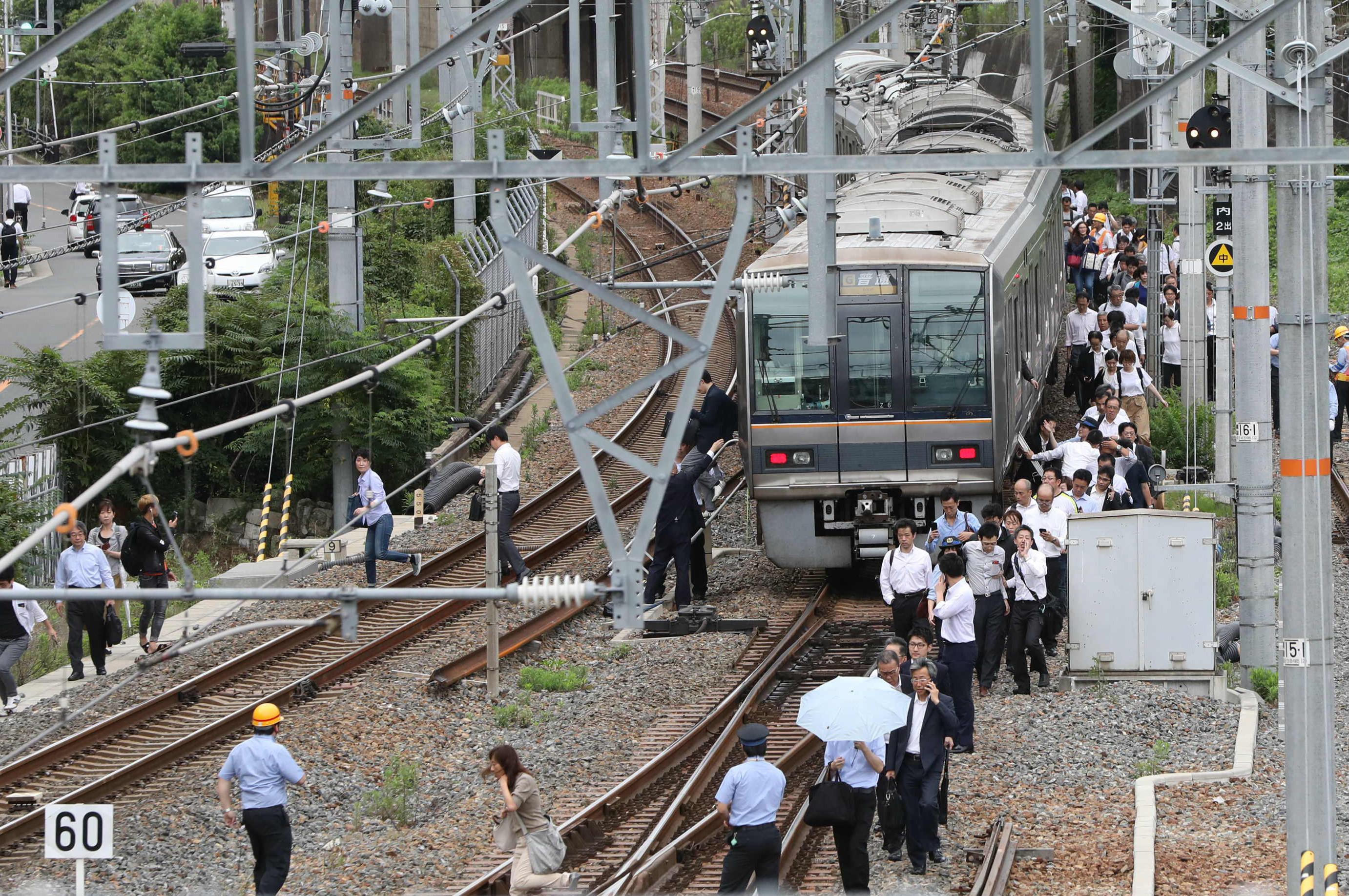 台風で電車が止まる基準は？風速・雨量の目安と計画運休の裏側を解説