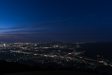 標高594メートルから望む「1000万ドルの夜空」が進化。福岡・米ノ山展望台が今、若者や旅人を惹きつける理由