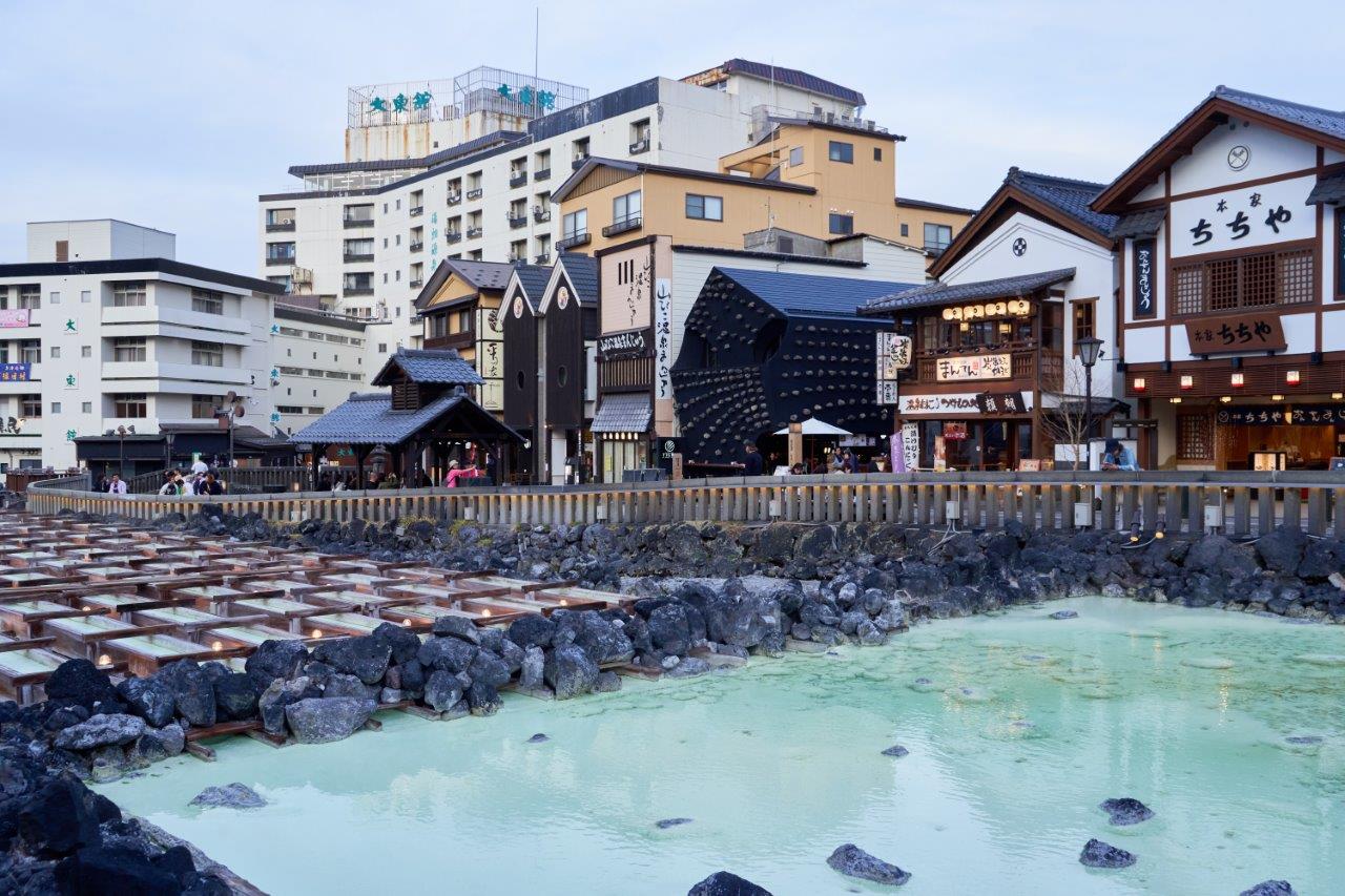 草津温泉「湯畑」完全解剖2026｜昼夜の絶景と食べ歩き・名宿ガイド
