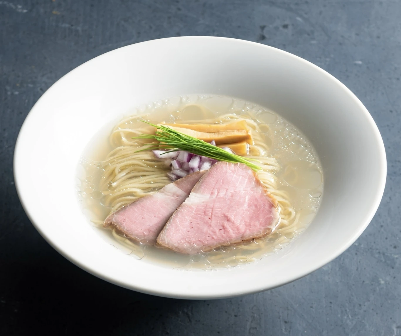 ミシュラン絶賛の貝出汁の極み！琥珀ラーメンの全貌と最新記帳術