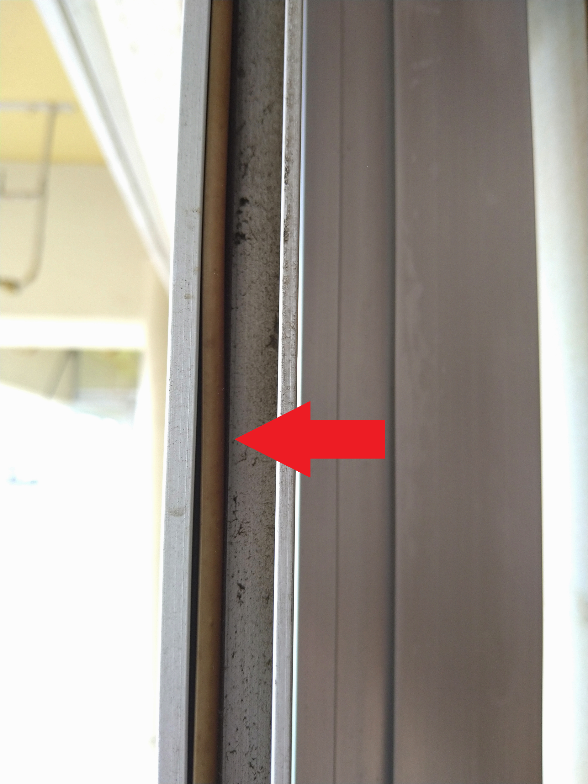ドアが閉まらないを防ぐ！隙間テープの正しい貼り方と場所の正解