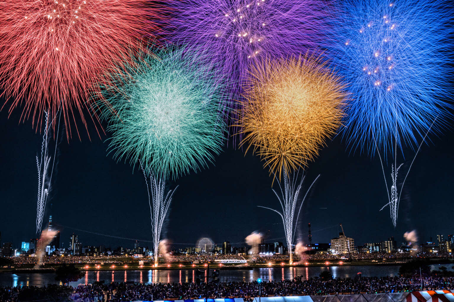 【今日の花火大会2026】開催・雨天中止速報と穴場・屋台情報まとめ