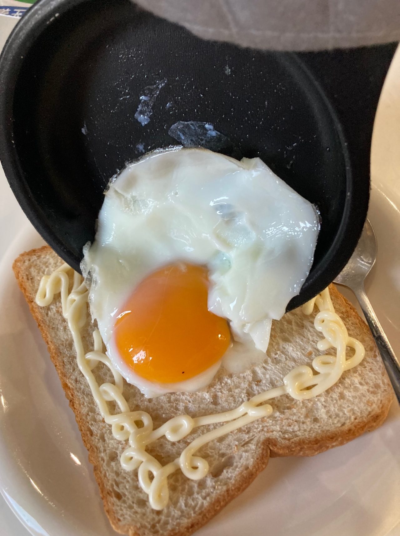 目玉焼きトーストが固まらない！パンの焦げと卵の生焼けを防ぐ裏技
