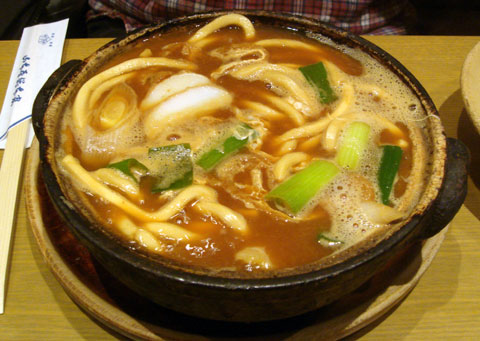 なぜ今、世界が熱狂するのか？「山本屋」の味噌煮込みうどんが仕掛ける2026年のグローバル戦略と、知られざる“硬さ”の極意