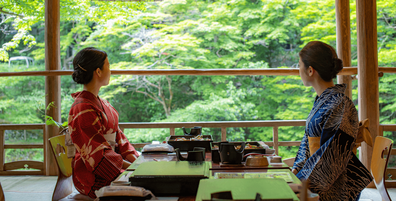 京都高雄もみぢ家の川床は評判通り？本館別館の違いと口コミの真相を徹底解説