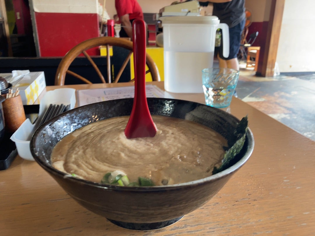 レンゲが直立する泥系豚骨の衝撃！名物店主の絶叫と混雑攻略法