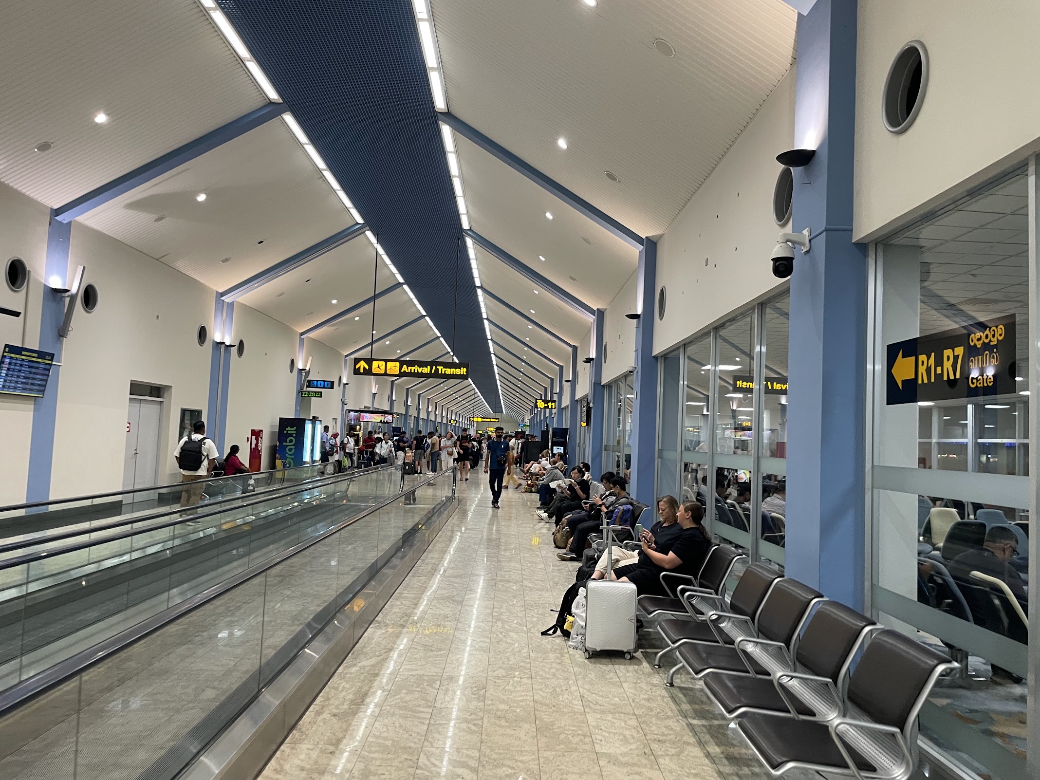 バンダラナイケ国際空港の深夜便は危険？市内移動や両替の罠をプロが徹底解説