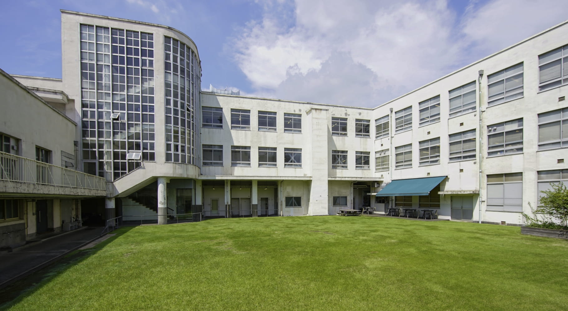 吉本興業東京本部はなぜ旧小学校に？移転理由と見学の真相を解剖