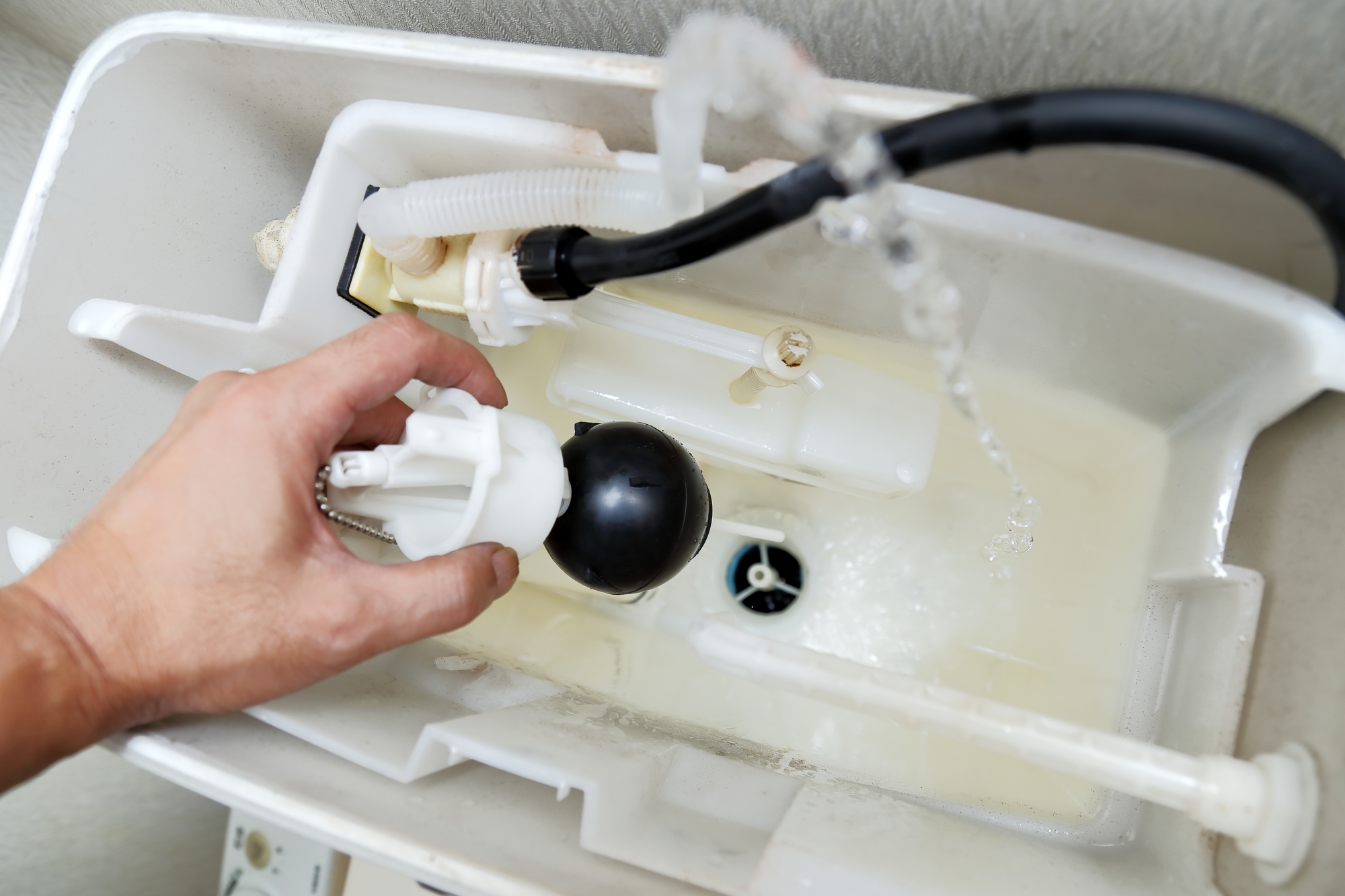 トイレのタンクの水が止まらない！原因の特定と自力修理法・費用相場