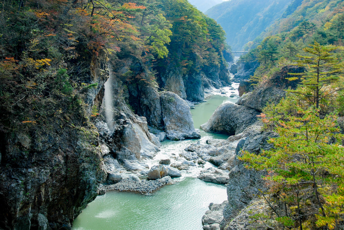 絶景渓谷を疾走！鬼怒川ライン下りの見どころと混雑回避策を解剖
