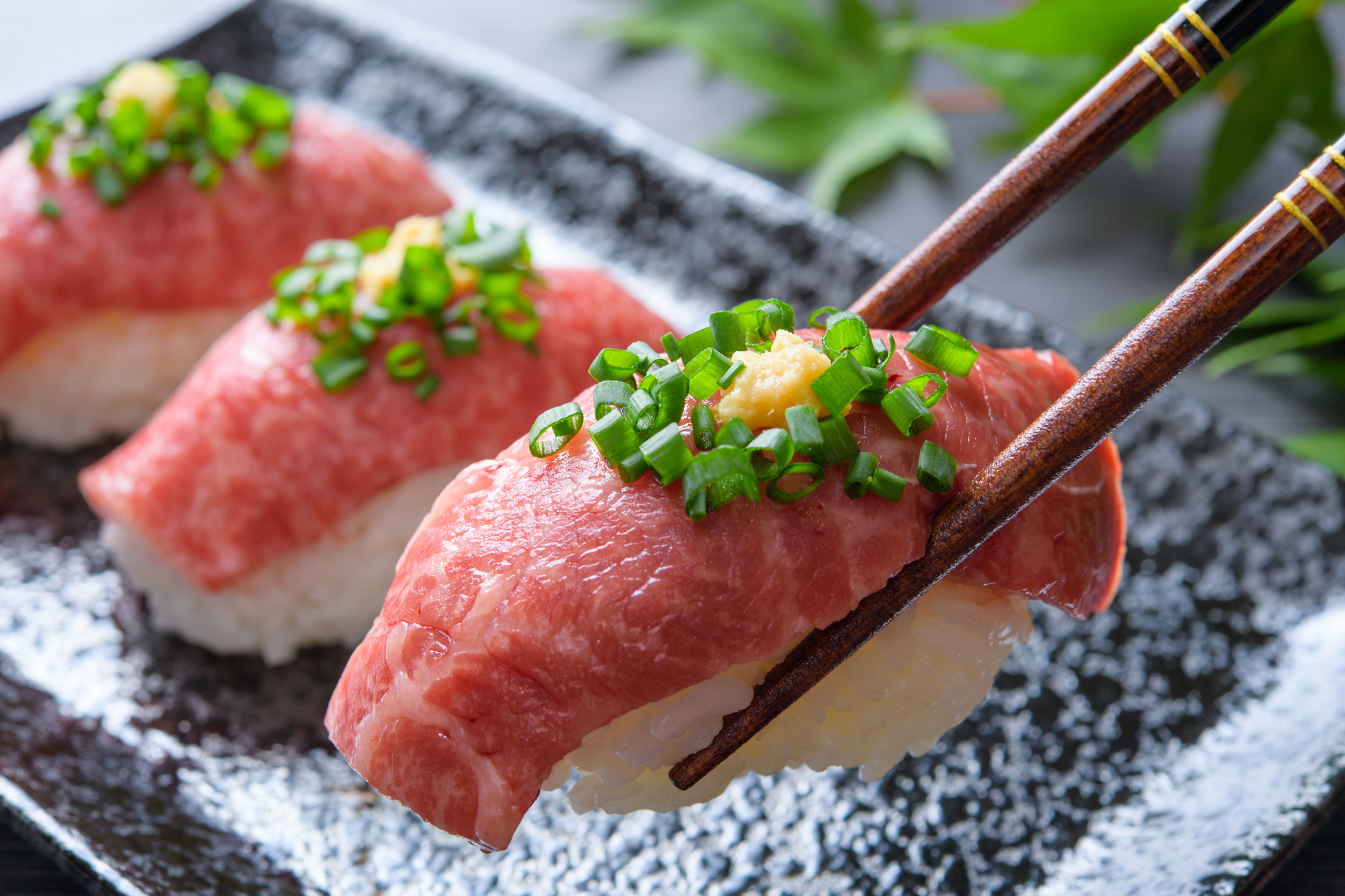 【2026年最新食潮流】魚を超えた「肉 寿司」狂騒曲――なぜ今、世界中の美食家が日本の肉握りに群がるのか
