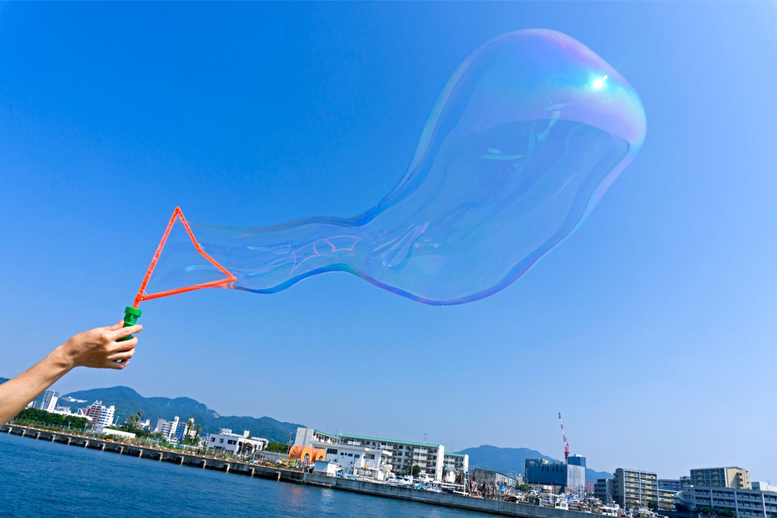 なぜ手で持てる？絶対に失敗しない「割れないシャボン玉」の黄金比率と裏技