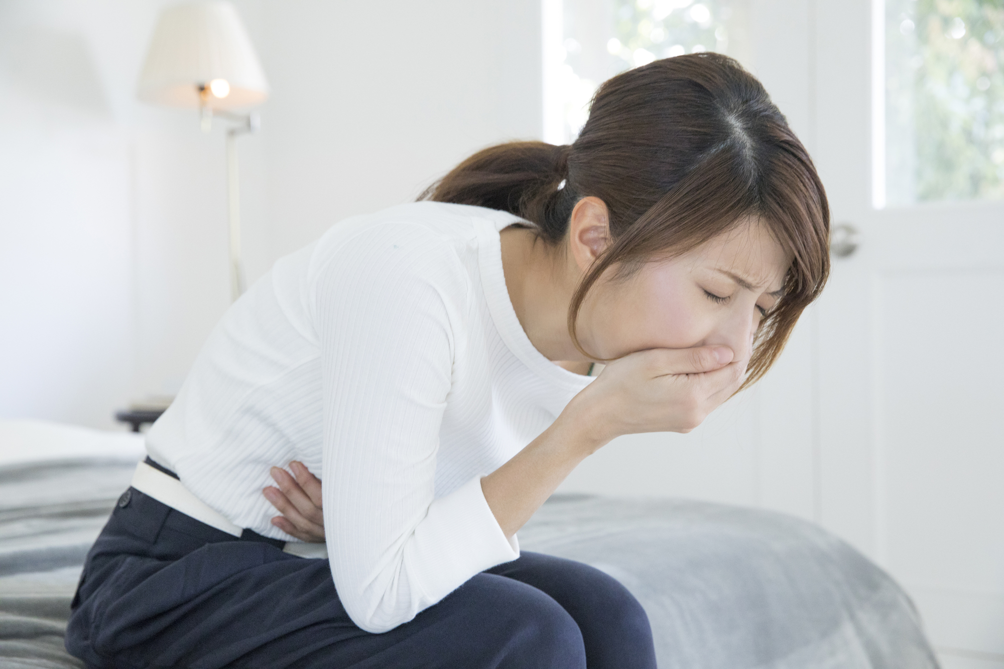 お腹が空くと気持ち悪い原因とは？低血糖や胃酸過多のサインと即効対処法