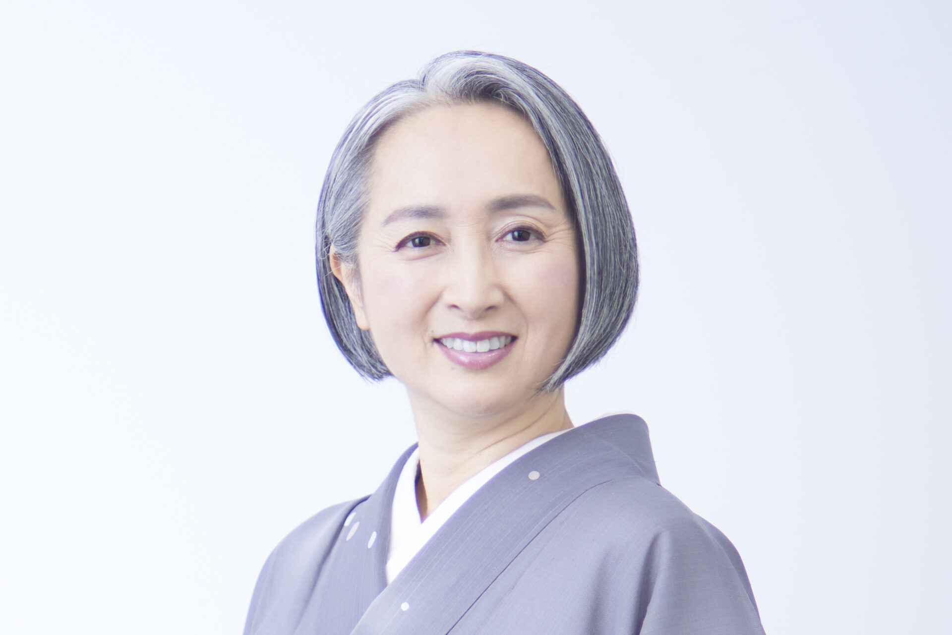 近藤サトが白髪染めをやめた真相｜震災が変えた生き方と2026年の現在