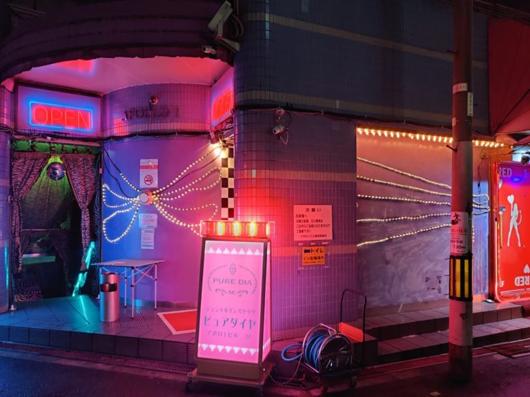 【現地ルポ2026】大阪・ミナミの西端で何が起きているのか？ 昭和の面影を残す「アポロビル 桜川」が放つ異彩と新しいカルチャーの熱気