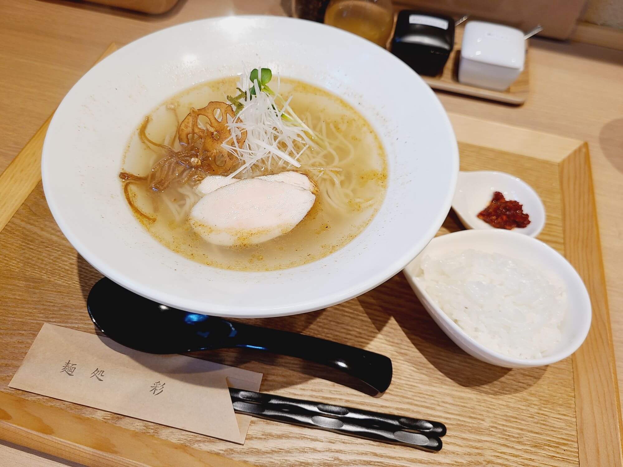 行列必至の麺処彩を徹底解剖！絶品スープのこだわりと混雑攻略法
