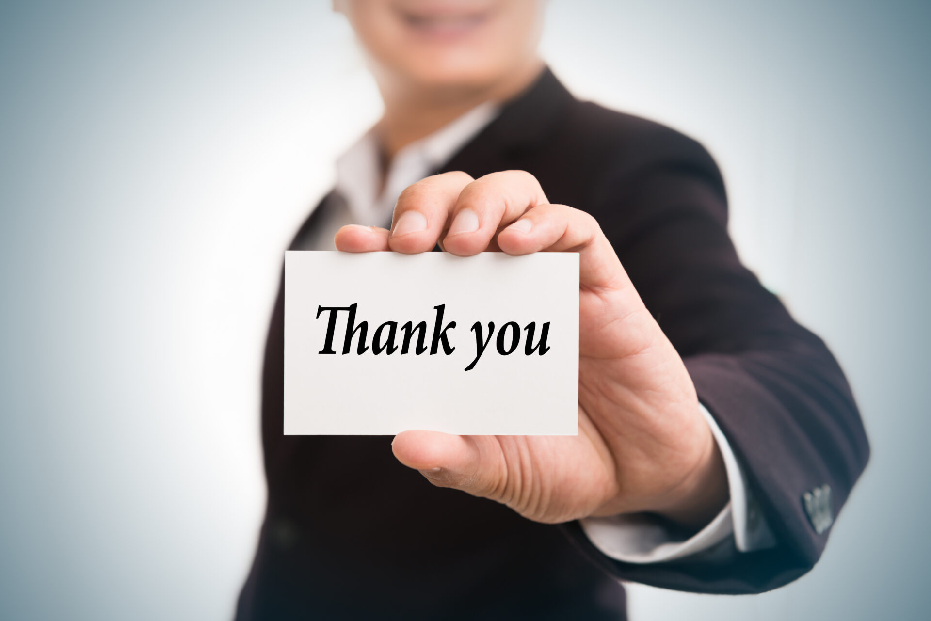 「本当にありがとう」を英語で伝える。たったそれだけのことが、Thank You. だけではどうにも薄っぺらく感じてしまう。日本語の「本当にありがとう」には、相手への深い敬意と、心の底から湧き上がる感謝が凝縮されている。これを英語で同じ熱量のまま伝えるには、Thank You Very Much. でもまだ足りない。ネイティブスピーカーが心からの感謝を示すとき、彼らはもっと多層的な表現を、場面ごとに厳密に使い分けている。2026年、国境を越えたコミュニケーションが当たり前になった今、この「使い分け」こそが、信頼を築く上での最大の武器になる。本稿では、ビジネスメールから親しい友人とのスラングまで、ネイティブが実際に使う「本当にありがとう」の核心フレーズと、その背後にある心理的ニュアンスを徹底解説する。