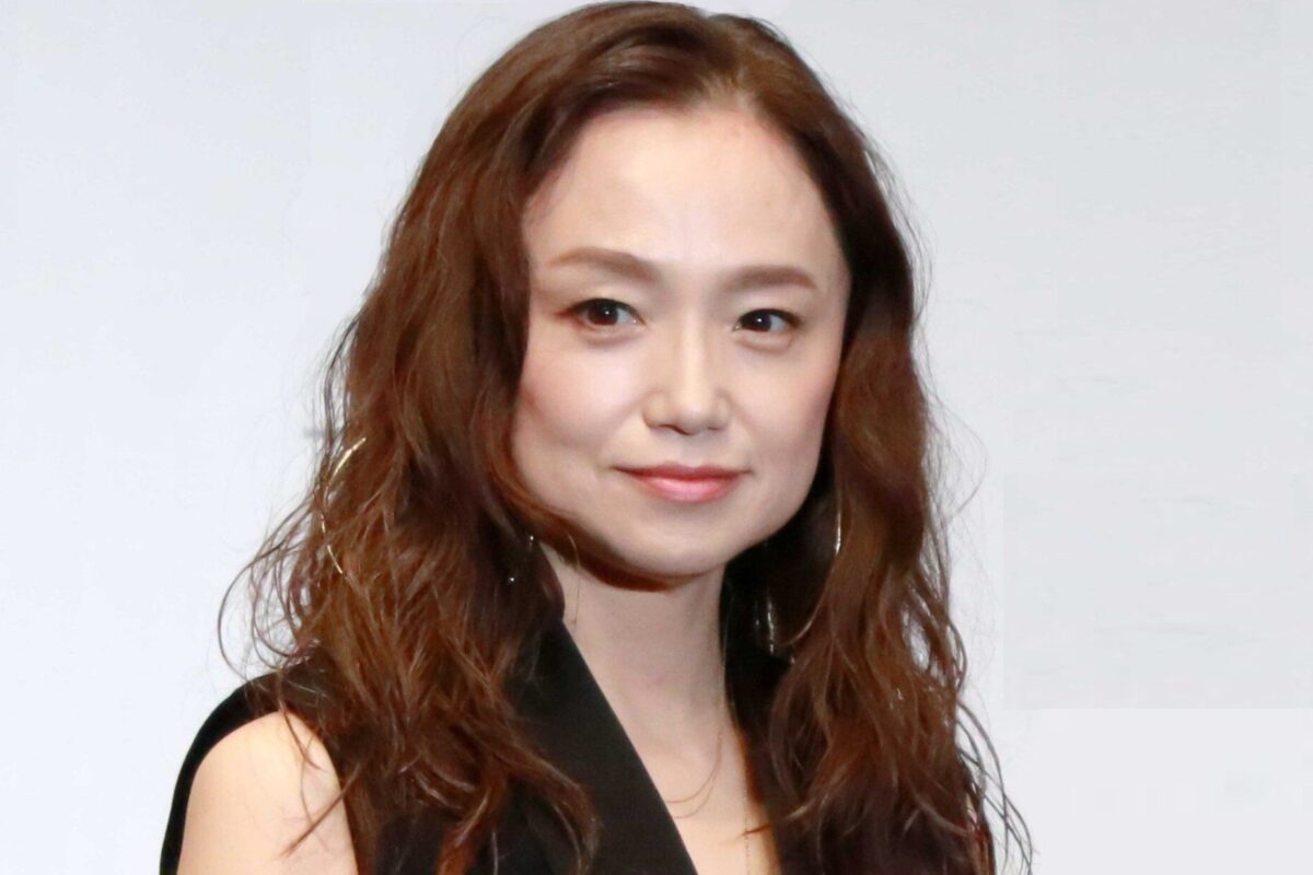 永作博美の「老けた？」という噂の真相——2026年、奇跡の童顔が魅せる“自然体の美学”とその価値