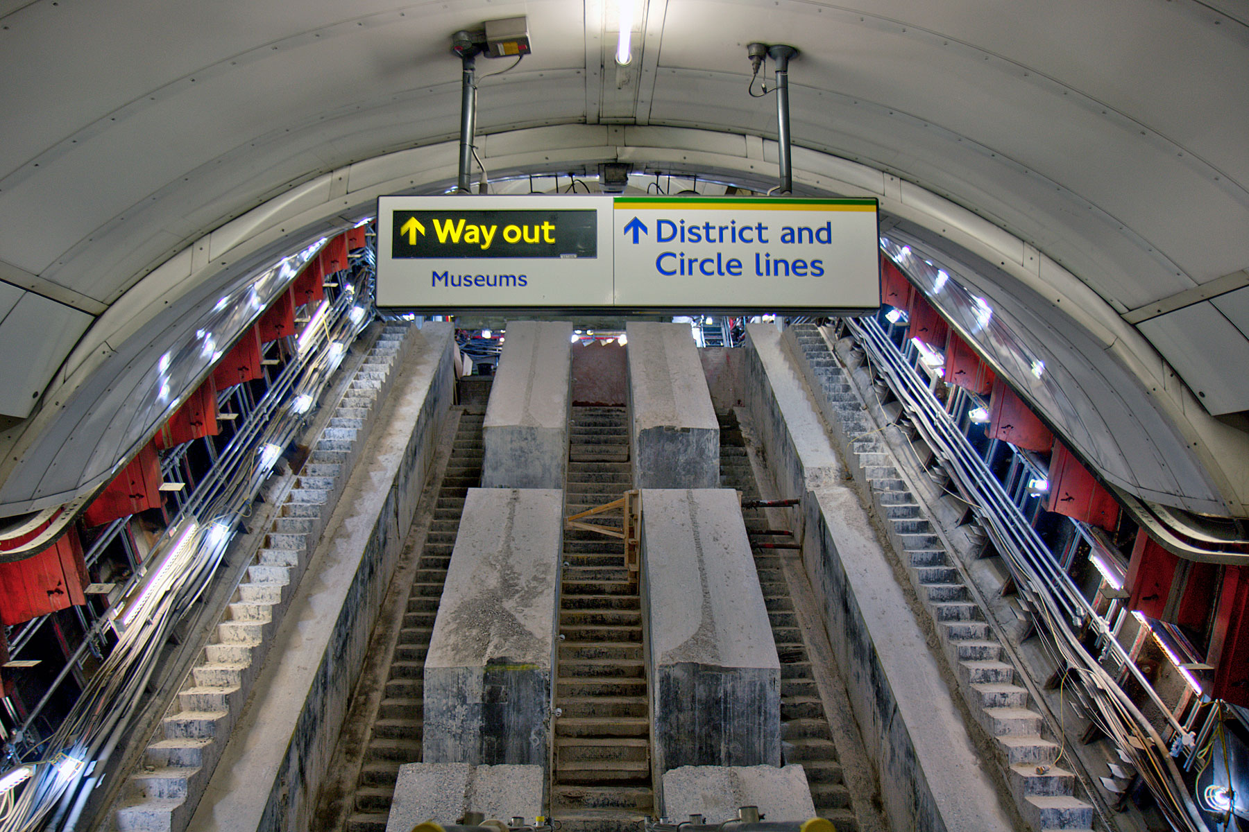 Does South Kensington Station Have a Lift