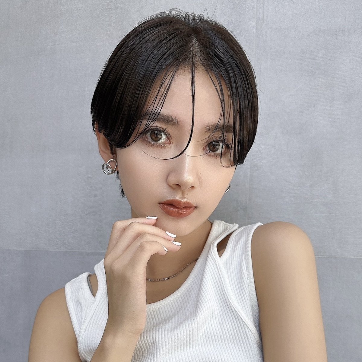 ショートヘアでメイクが浮く理由とは？2026年最新の垢抜け黄金比