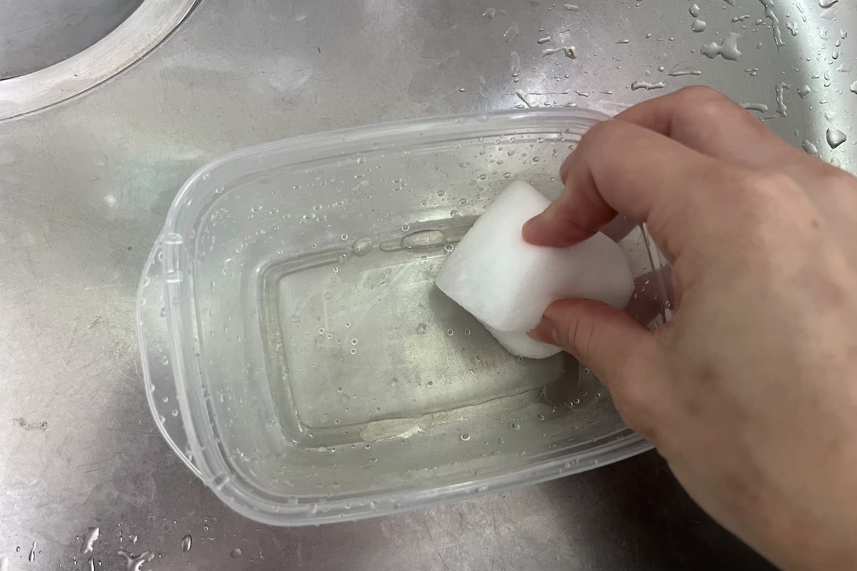 タッパーのギトギト油汚れを秒で落とす裏技！ヌメリ・匂い解消の決定版