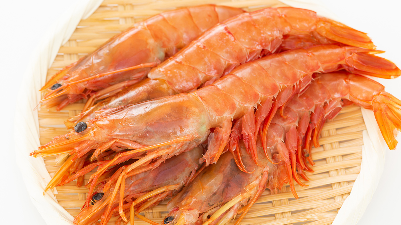 殻付き海老の下処理決定版！臭みと汚れを劇的に落とす塩・片栗粉の黄金比