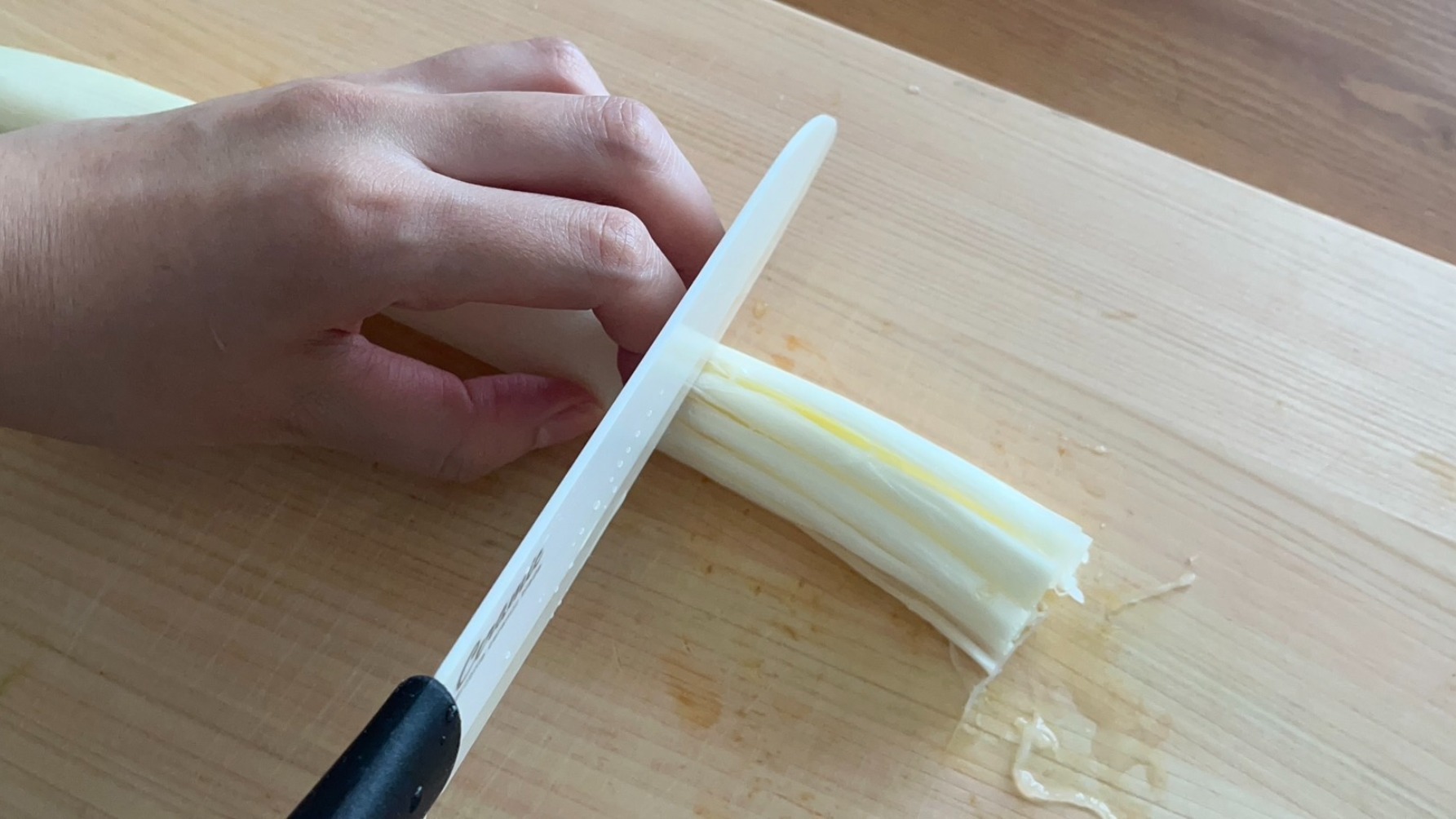 プロ直伝！白髪ねぎの作り方とシャキシャキに丸まる切り方の極意